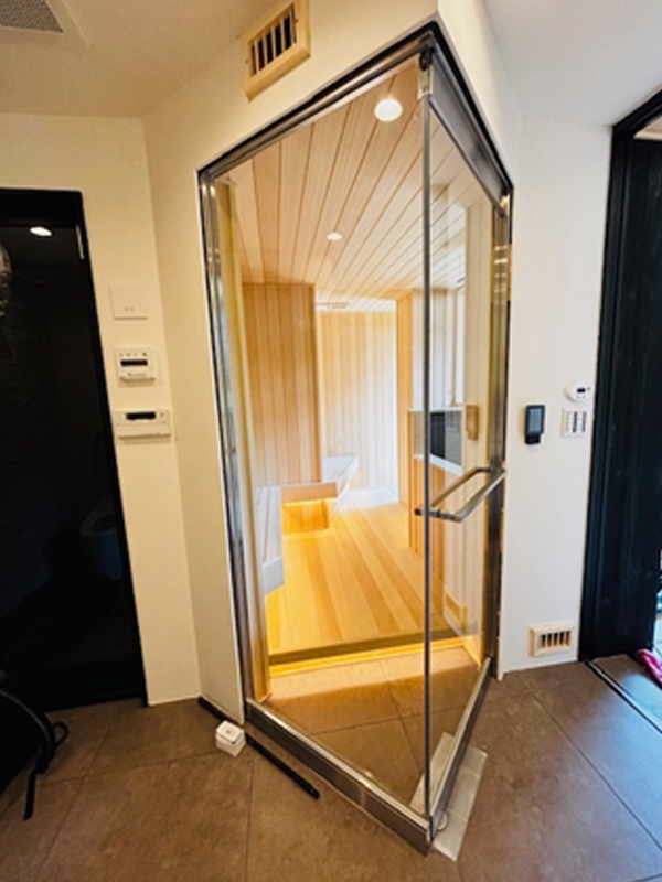 日本庭園を眺めるTYLOサウナ施工事例