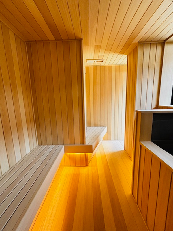 日本庭園を眺めるTYLOサウナ施工事例