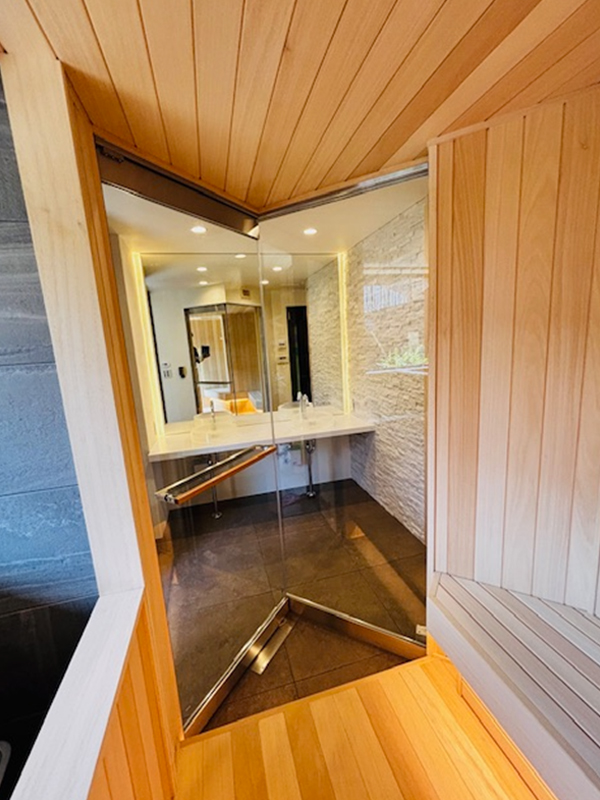 日本庭園を眺めるTYLOサウナ施工事例