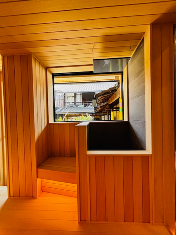 日本庭園を眺めるTYLOサウナ施工事例