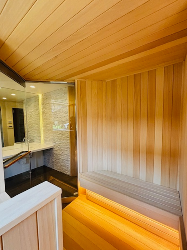 日本庭園を眺めるTYLOサウナ施工事例