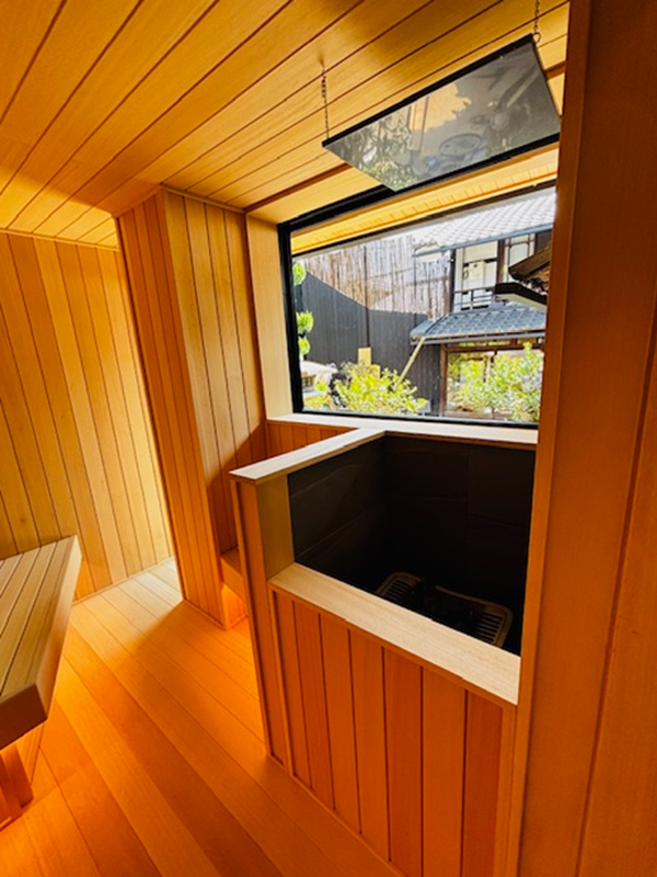 日本庭園を眺めるTYLOサウナ施工事例