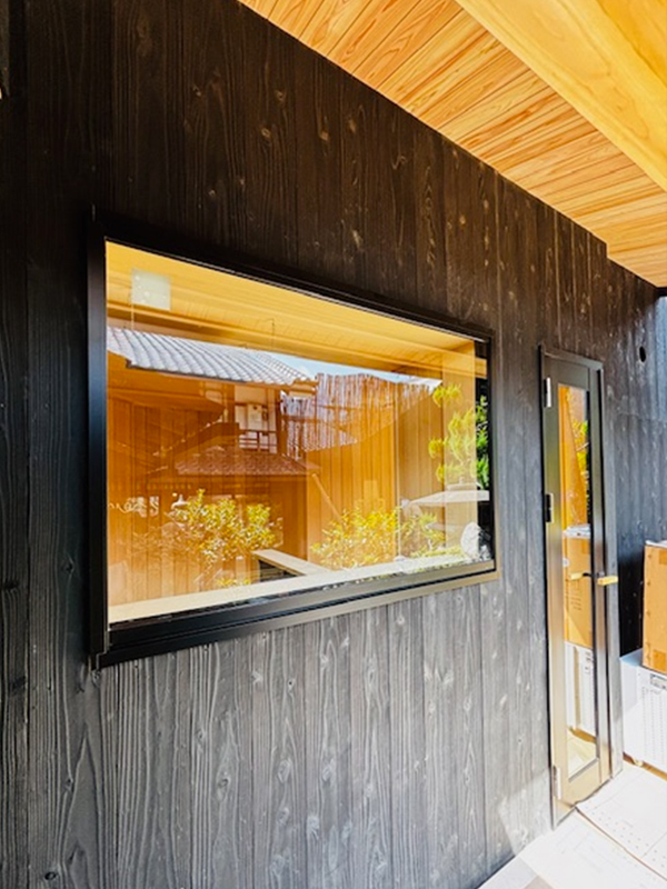 日本庭園を眺めるTYLOサウナ施工事例